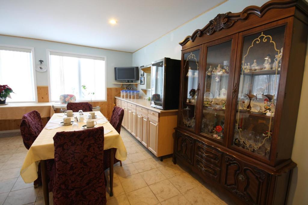Villa Maria Country Inn Acheson エクステリア 写真