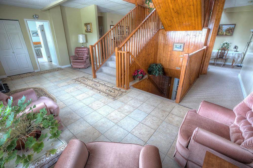 Villa Maria Country Inn Acheson エクステリア 写真